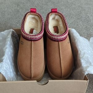 NIB UGG Tan Suede Slippers with Red Accents
